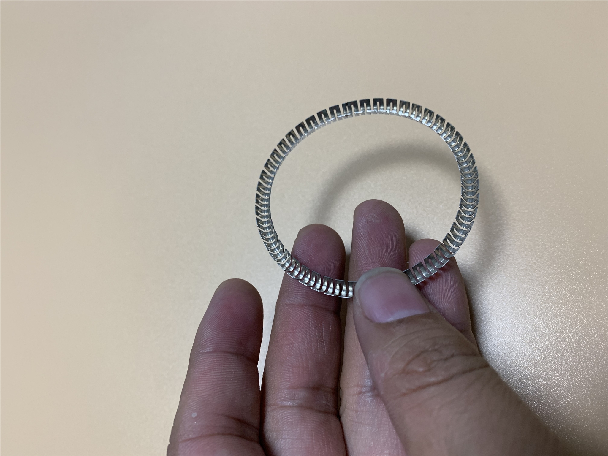 U-shaped spring with plug seal