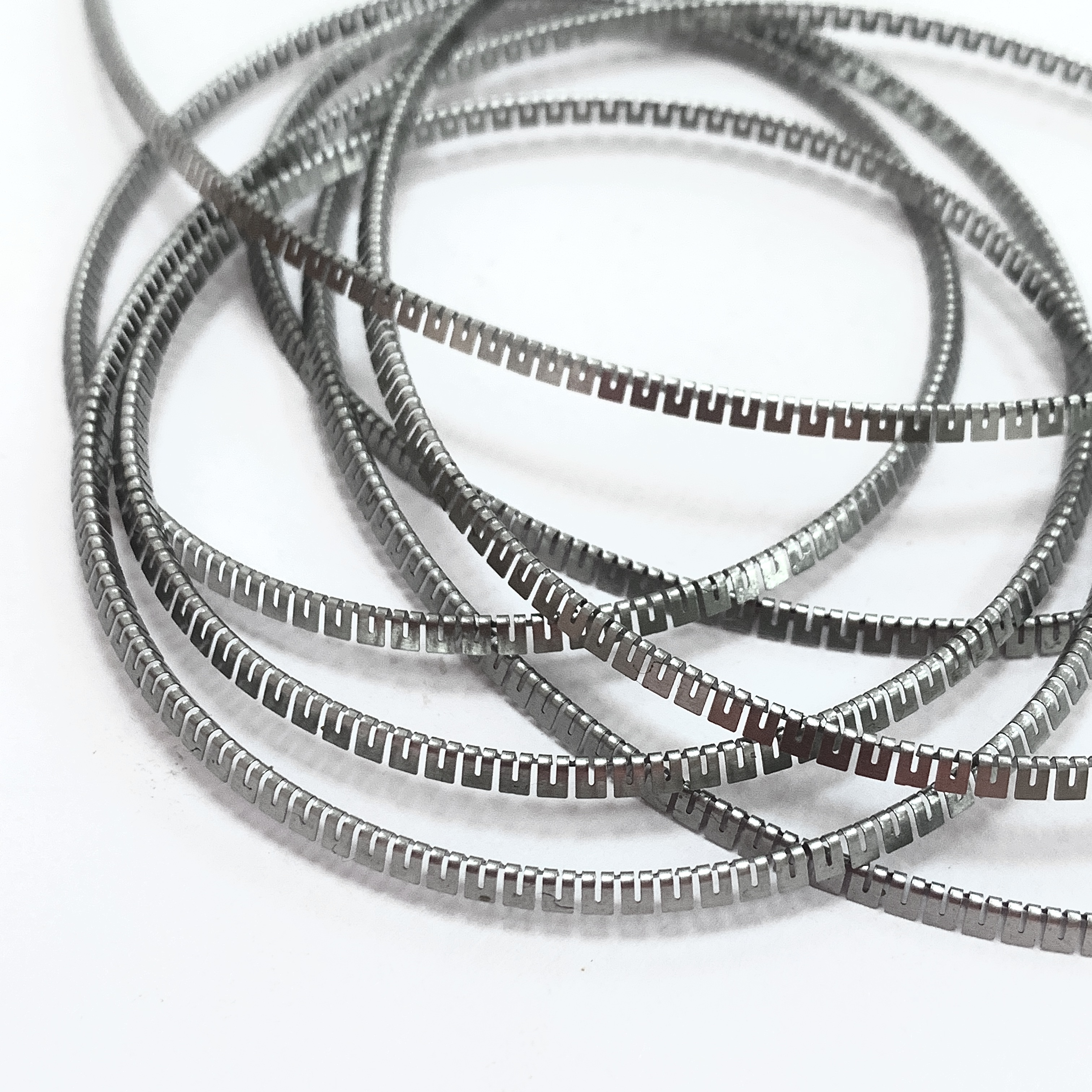 What are the installation methods for the plug sealing spring?