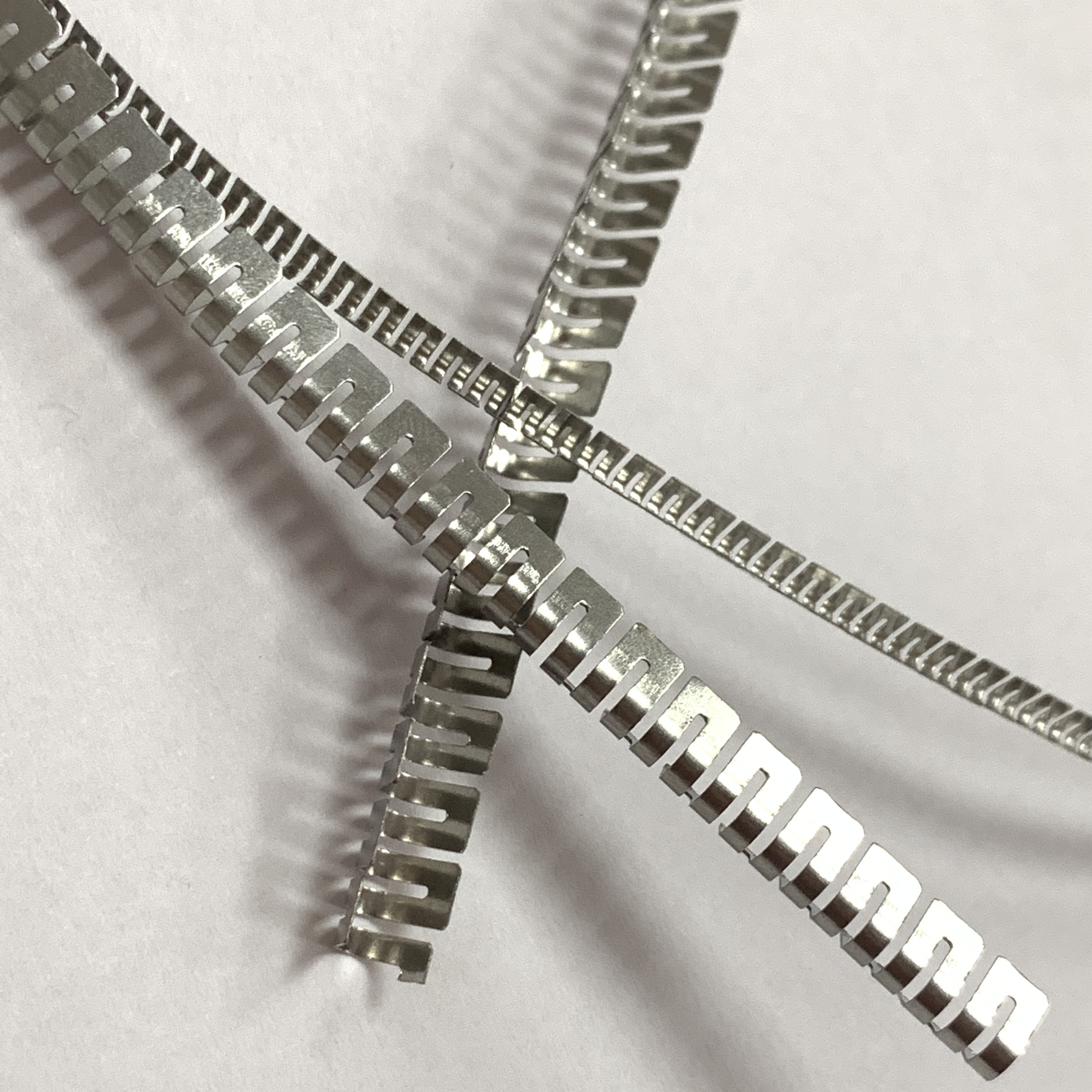 Cantilever V-spring design for optimal loading