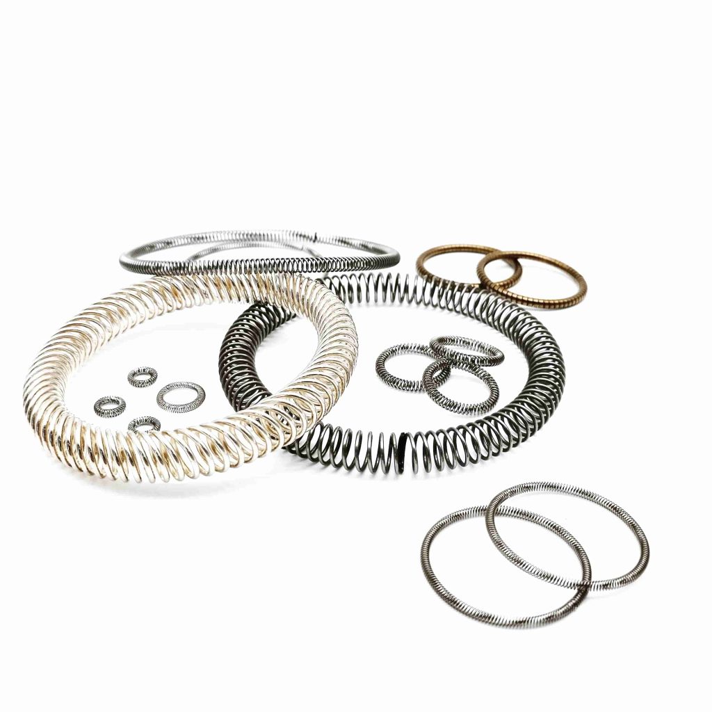 Slant coil springs with high-performance sealing - Spring Energized Seals